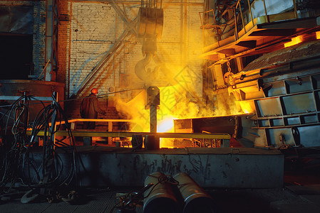 炉渣钢铁厂冶金或属加工业磨粉厂的生产用液态金属在熔炉之上的起重机钢厂背景