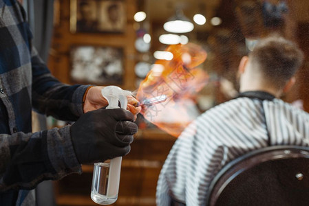 男理发师和美沙龙客户理发师用火店师和店的师用火店刀图片