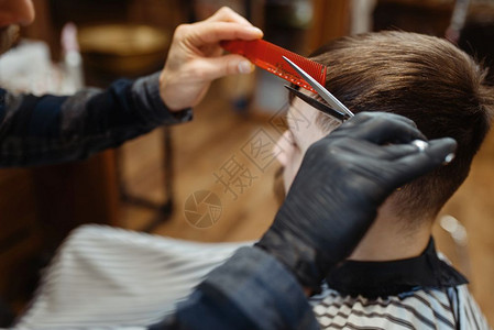 专业理发店是一个时髦的职业男理发师和顾客在倒型发廊里做图片