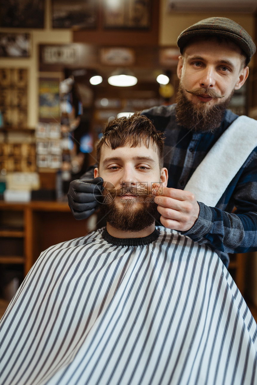 男理发师和客户图片
