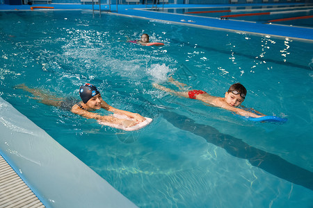 儿童游泳队水板上训练游泳高清图片