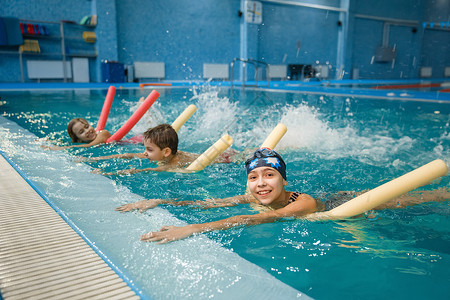 孩子们在游泳池边训练游泳高清图片