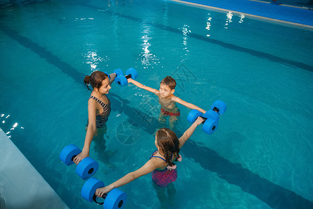 孩子们在游泳里训练哑铃锻炼图片