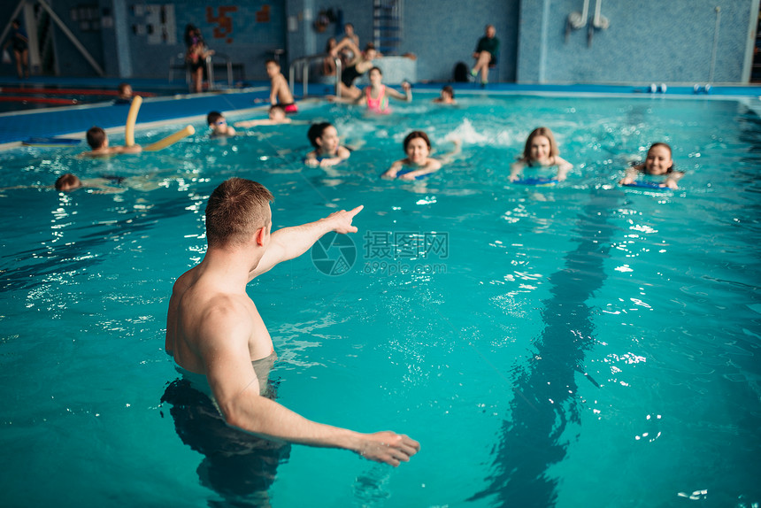 水上有氧健身培训水上运动教练在游泳池给美女们上课图片