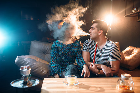 年轻情侣在酒吧吸烟图片