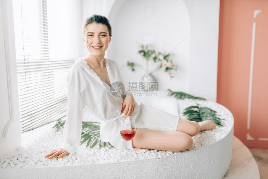 坐在浴缸边上的女子图片