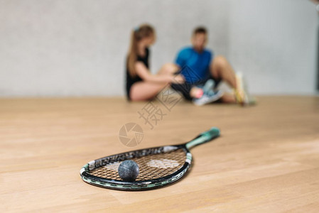 两个人打完网球坐在一边休息图片