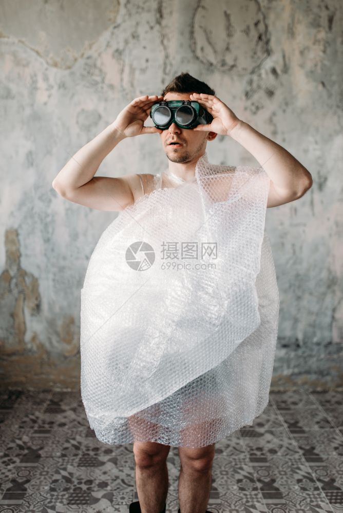 男人裸体抱着塑料袋图片