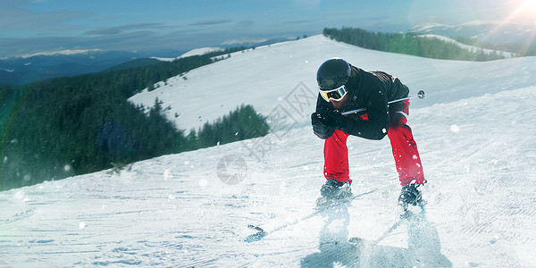 冬季在雪山上滑雪的人图片