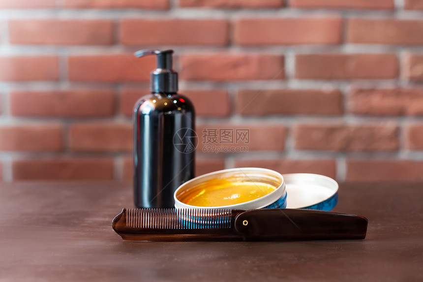 桌子上的洗发剂和梳子图片