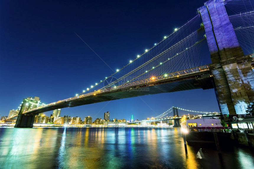 布鲁克林大桥和曼哈顿Hudson河晚上的夜视图片