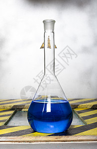 含有蓝色试剂的化学气瓶。 含有化学试剂的气瓶。高清图片