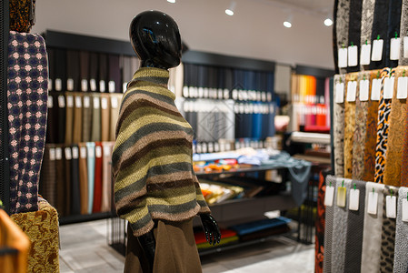 在纺织商店的一件夹克模特儿没有人展示布用于缝纫在商店的服装型式选择背景图片