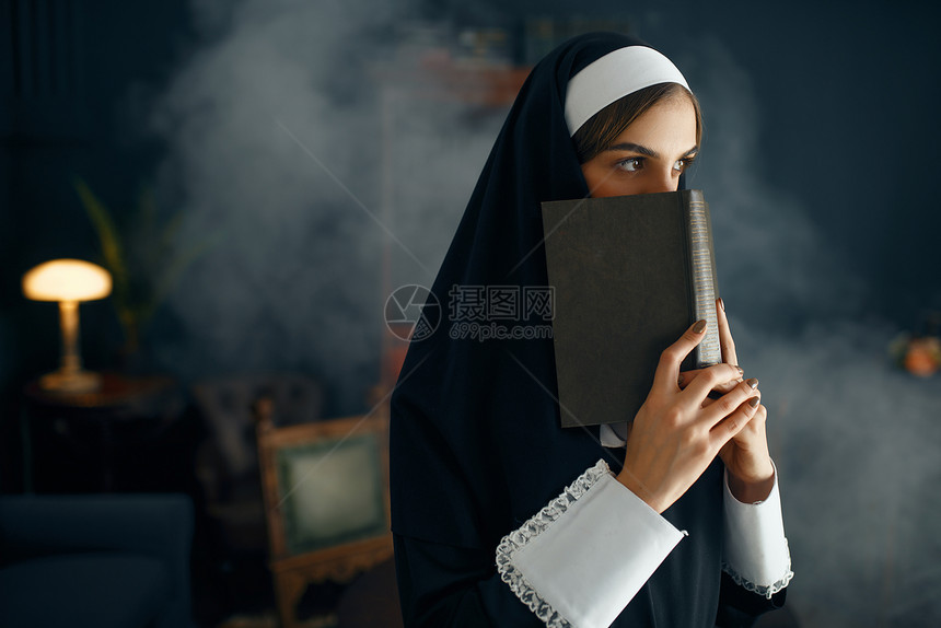 修道院的女孩正在准备开始祷告图片