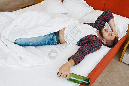 醉酒男子睡在床上图片