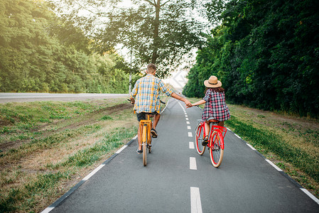 夫妻户外骑自行车图片