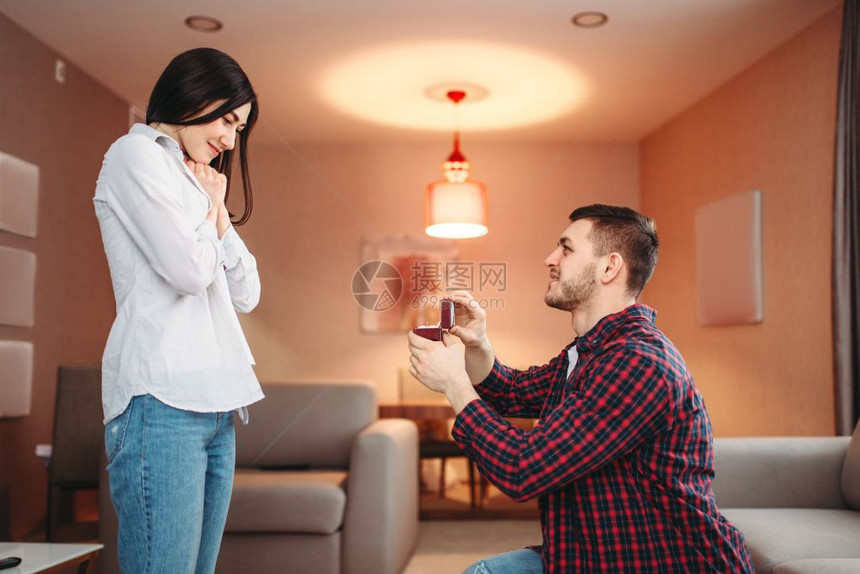 男子在公寓里向女友求婚图片