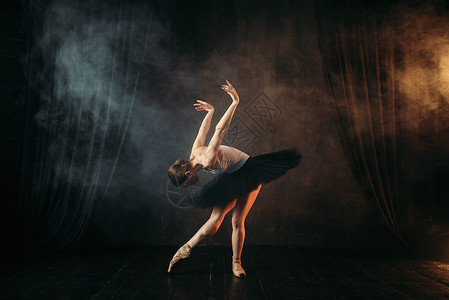 芭蕾舞者在台上的风姿图片