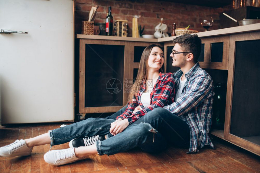 情侣坐在厨房地板上拥抱图片