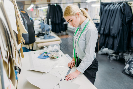 服装设计师测量一种模式在缝纫厂制造服装曲线测量缝纫裁或图片