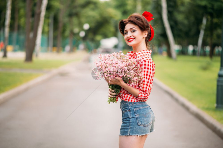 穿红色格子衣服的女孩图片