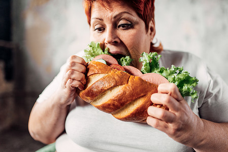 胖女人吃三明治图片