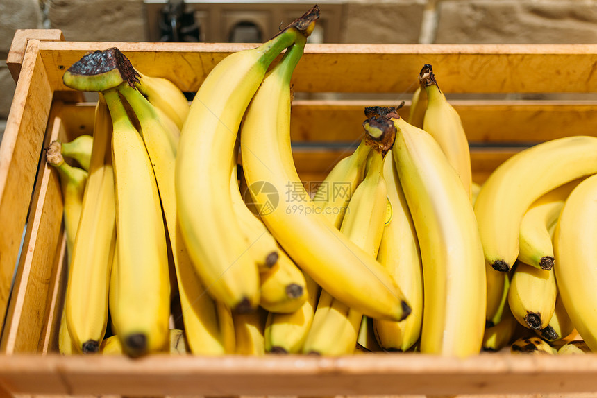超市货架上的黄色香蕉图片
