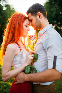 男子抱着手拿玫瑰的女友图片