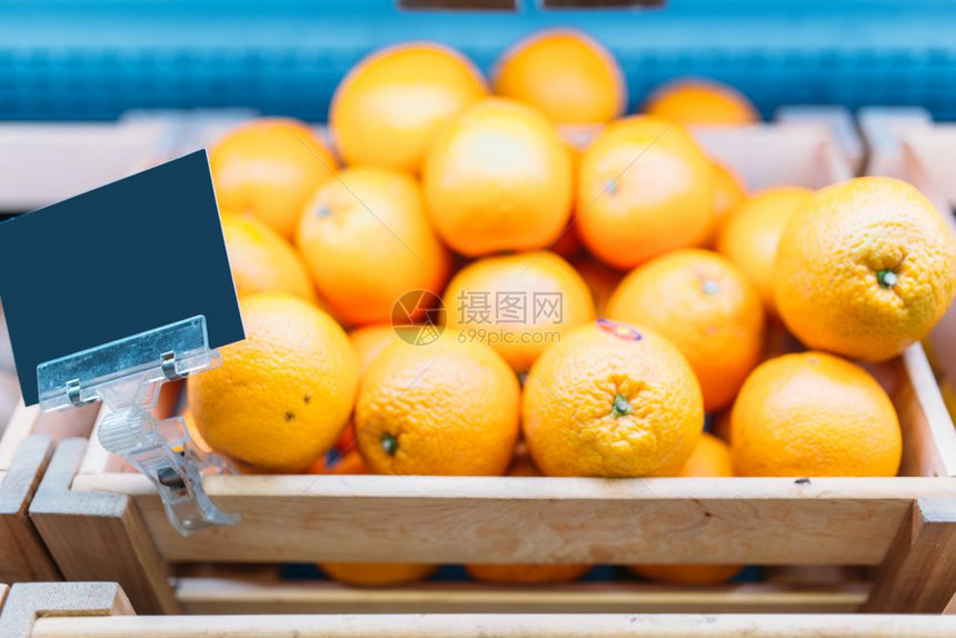 商店水果货架上的新鲜橙子图片