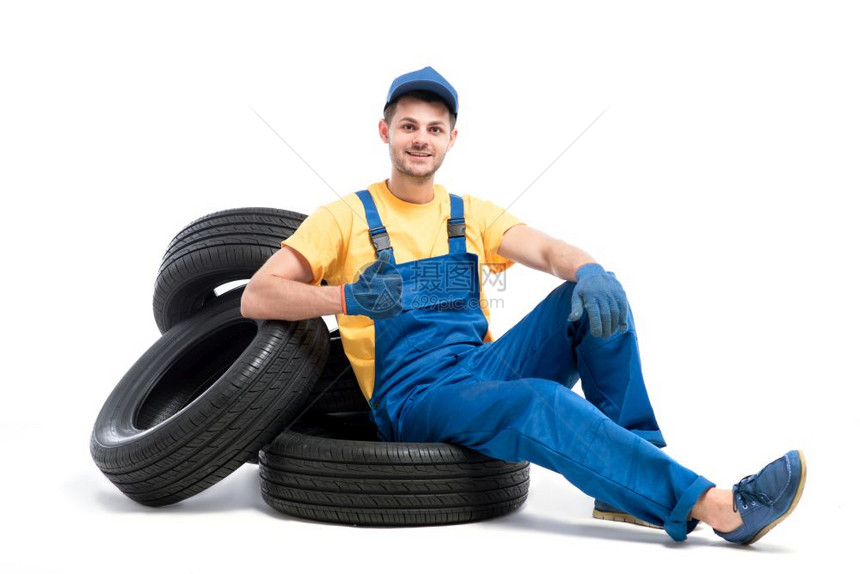 维修轮胎的工人图片