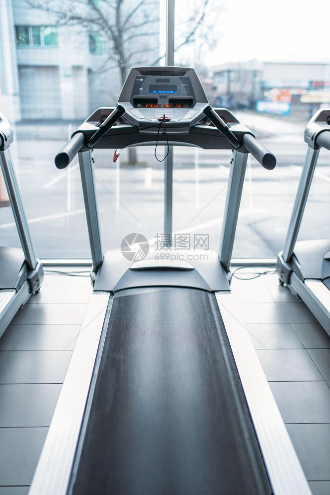 运动车对大窗户室内健身房没有人慢跑赛道固定运行模拟器动设备在健身俱乐部图片
