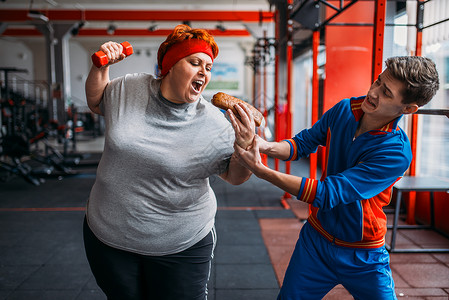 教练反对胖女人吃不健康的食物图片