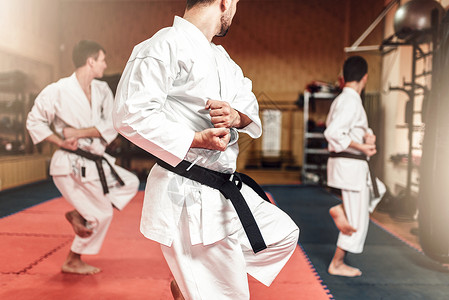 白和服的空手道拳和健身锻炼的黑带健身锻炼的武术拳手高清图片