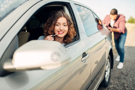 女人用汽车反光镜补妆背景图片