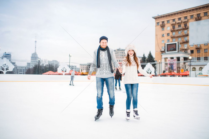 情侣在户外滑冰图片