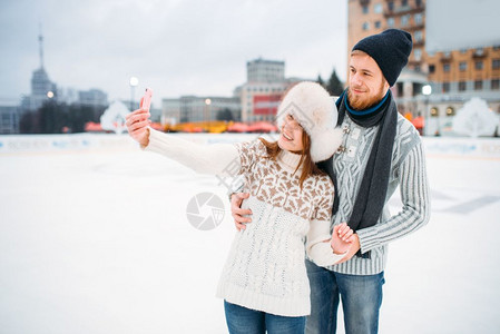 情侣在滑冰场自拍图片