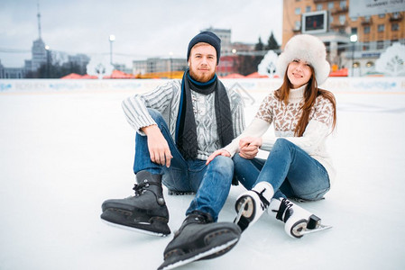 情侣坐在滑冰场上图片