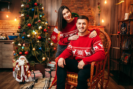 圣诞节穿着情侣毛衣的夫妻图片