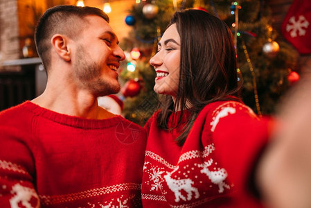 圣诞节庆祝活动上自拍的情侣图片