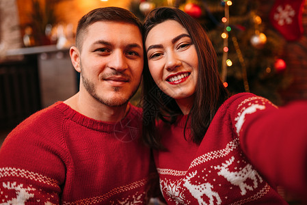 圣诞节庆祝活动上自拍的情侣图片