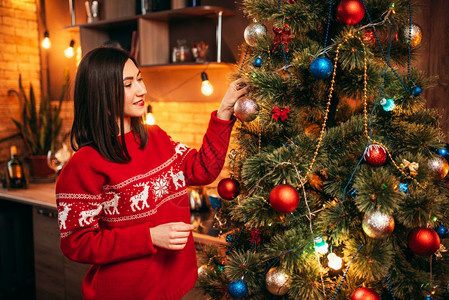 女青年在室内装饰圣诞树背景图片