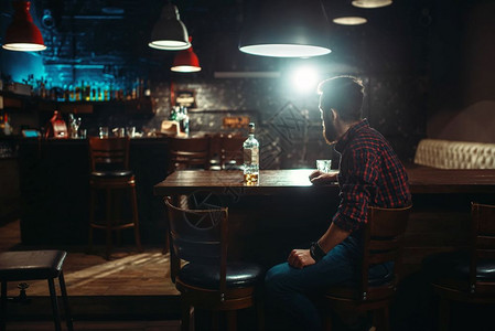 男子孤独的在酒吧喝酒图片