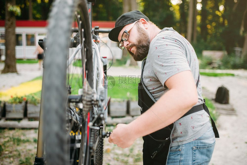 男人在修自行车图片