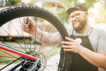 男人在维修单车轮胎背景图片