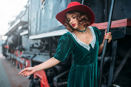 红帽子的女人旧式蒸汽火车旧图片