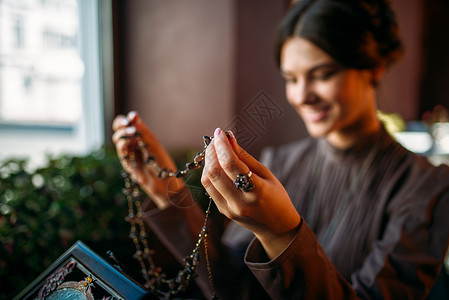 典雅的门店里女人看着项链盒背景图片