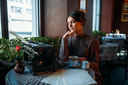 典雅的门店里女人看着项链盒背景图片