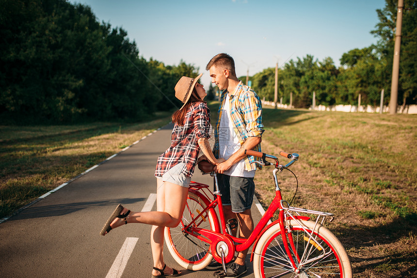 情侣在公园里骑自行车约会图片