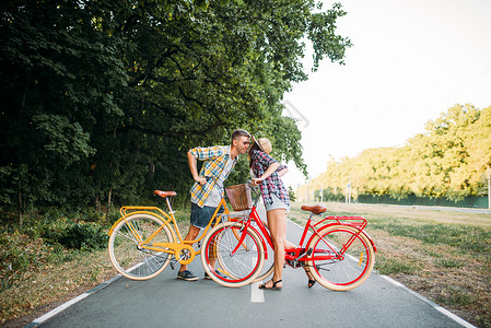 情侣在公园里骑自行车约会背景图片