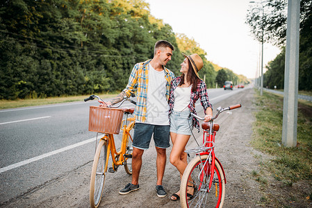 情侣骑自行车去野餐背景图片